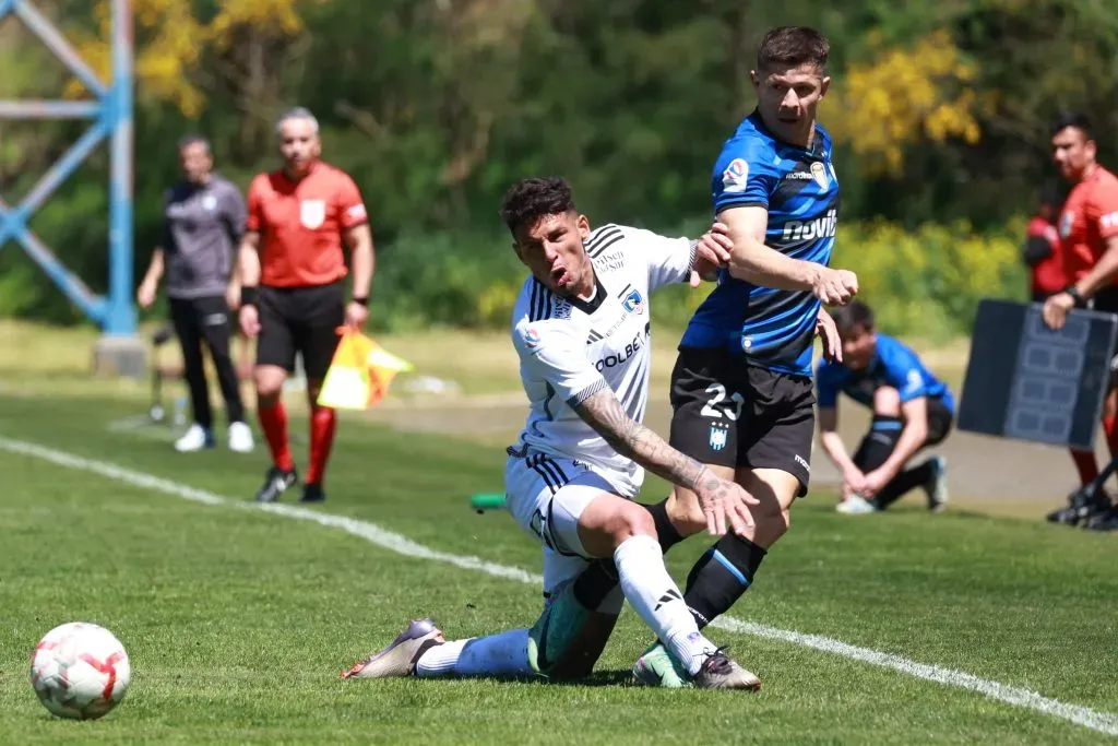 Cris Martínez reclamó con todo una falta de Alan Saldivia en Colo Colo y se fue expulsado. Foto: Photosport.