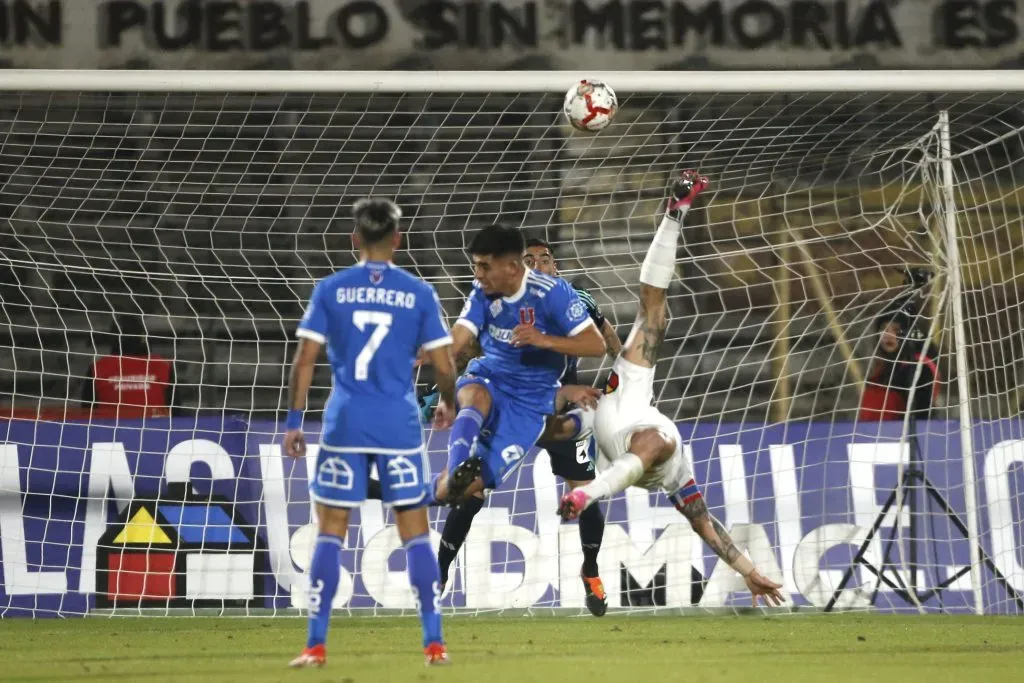 Fernando Zampedri llega al Clásico Universitario buscando romper el récord goleador de Universidad Católica ante la U, a la que le anotó una chilena de antología en su último encuentro. Foto: Photosport.