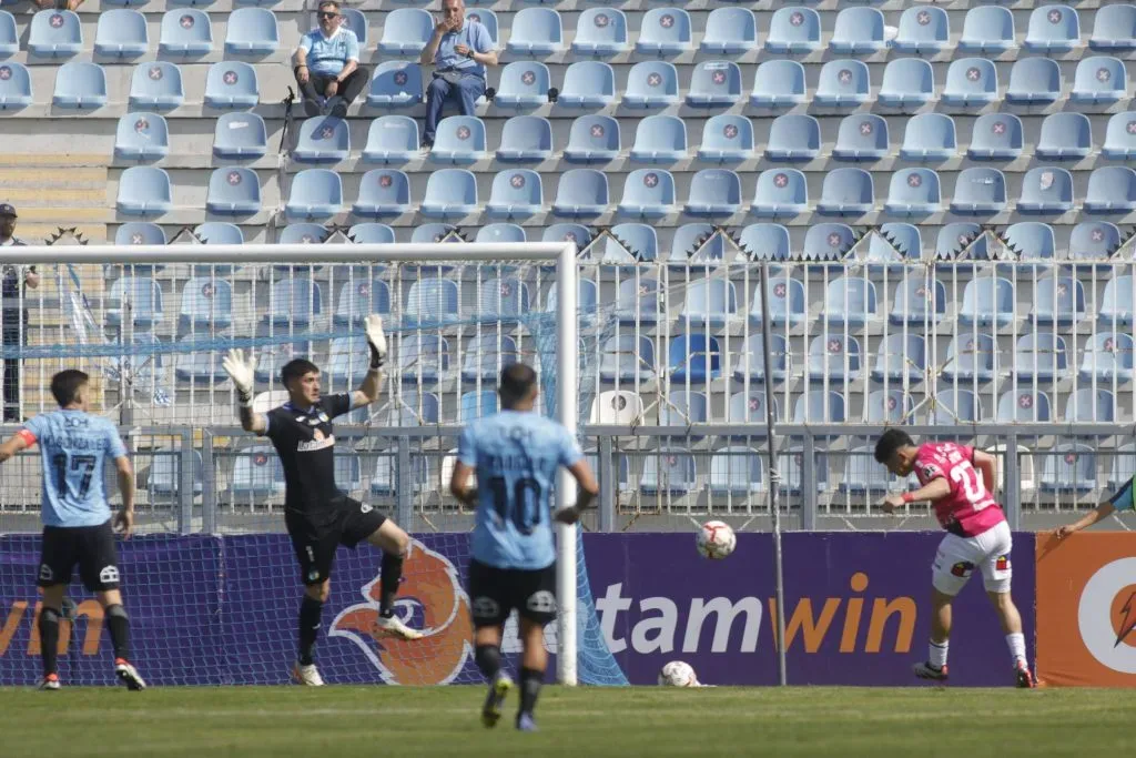 El cabezazo de Moya ante el Capo de Provincia. (Jorge Loyola/Photosport).