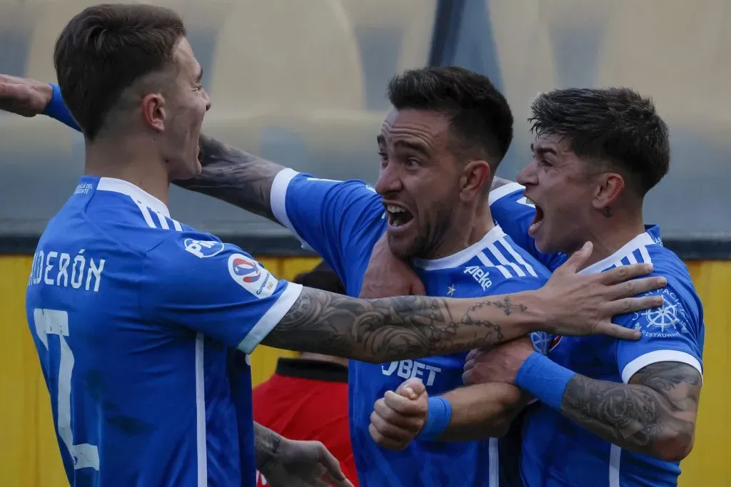 Calderón, Zaldivia y Guerrero festejan el 2-1 de la U. de Chile. (Andrés Piña/Photosport).