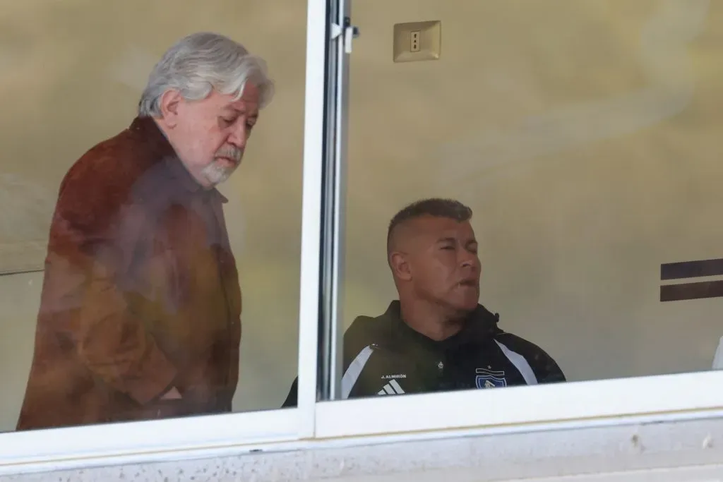 La U se suma a la denuncia de una posible comunicación de Jorge Almirón cuando estaba suspendido. Foto: Eduardo Fortes/Photosport
