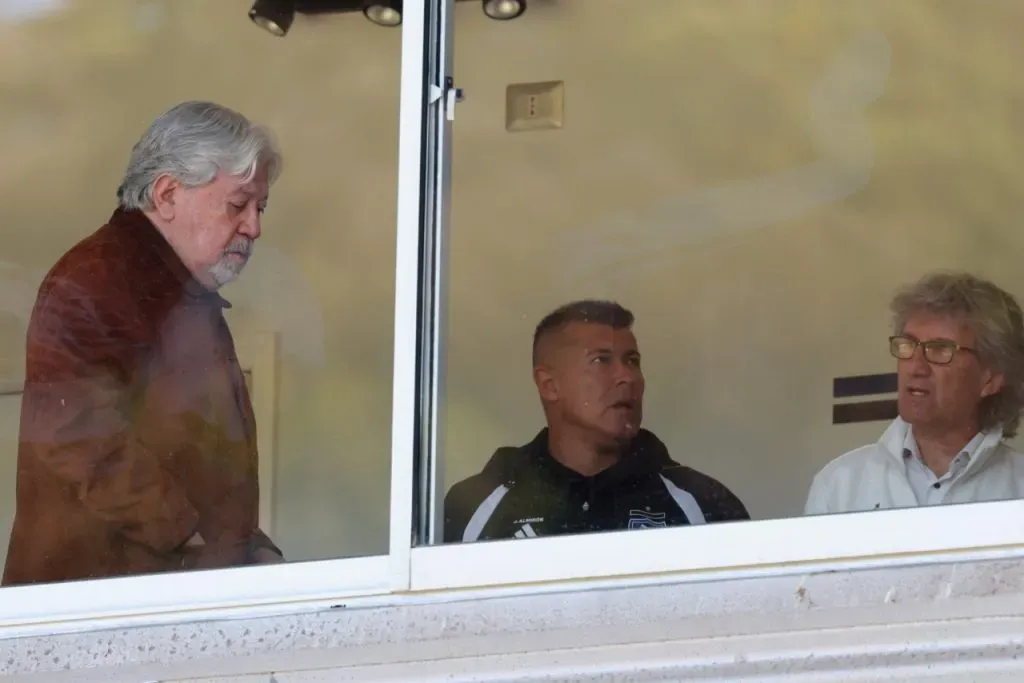 Jorge Almirón y directivos de Colo Colo en el Estadio de Huachipato (Photosport)