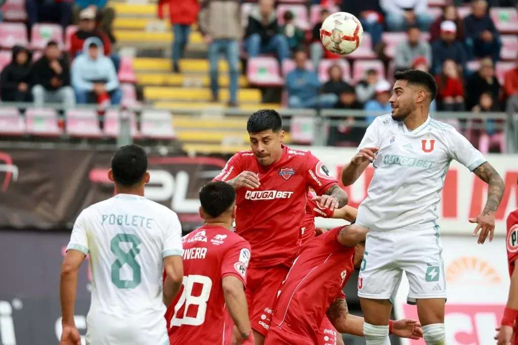 Emannuel Ojeda fue titular por la baja de Zaldivia y Calderón en la U. Foto: Eduardo Fortes/Photosport