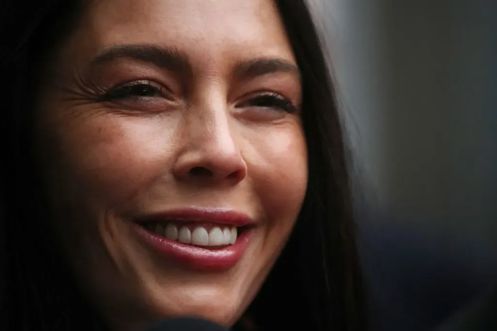 Daniela Aranguiz llevo a sus hijos a ver a Jorge Valdivia. Foto: Jonnathan Oyarzun/Aton Chile