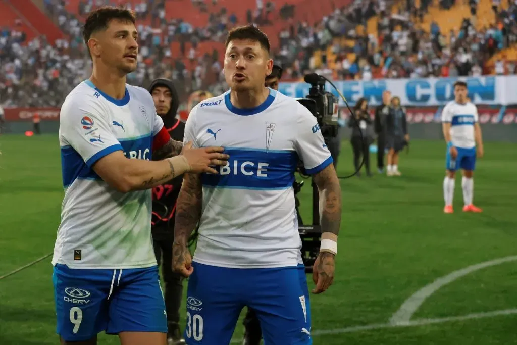 Nicolás Castillo protagonizando un incidente, su última vez en cancha con Católica (Photosport)