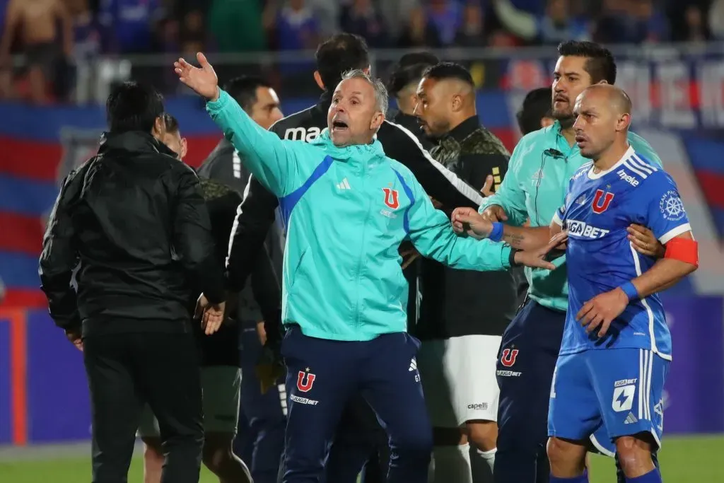 Gustavo Álvarez fue destacado con el premio de mejor DT. Foto: Jonnathan Oyarzun/Photosport