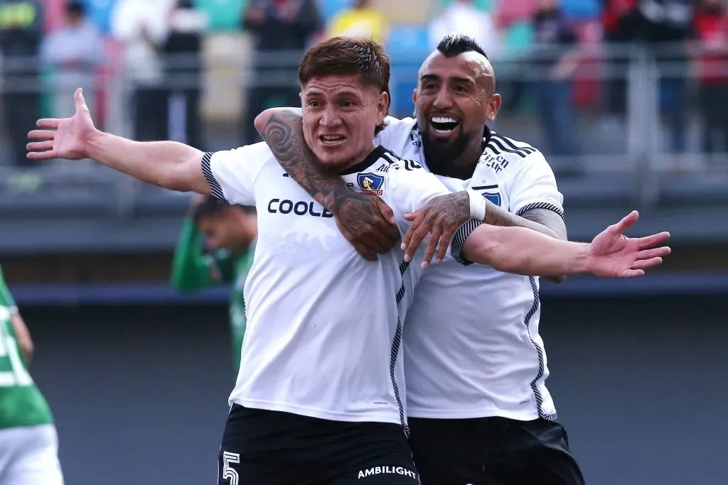 Leo Gil celebra un gol junto a Arturo Vidal. (Javier Salvo/Photosport).