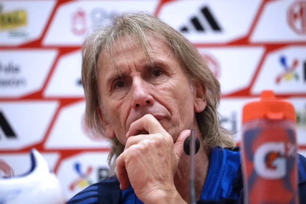 Ricardo Gareca en la conferencia de prensa de la Roja. (Javier Salvo/Photosport).