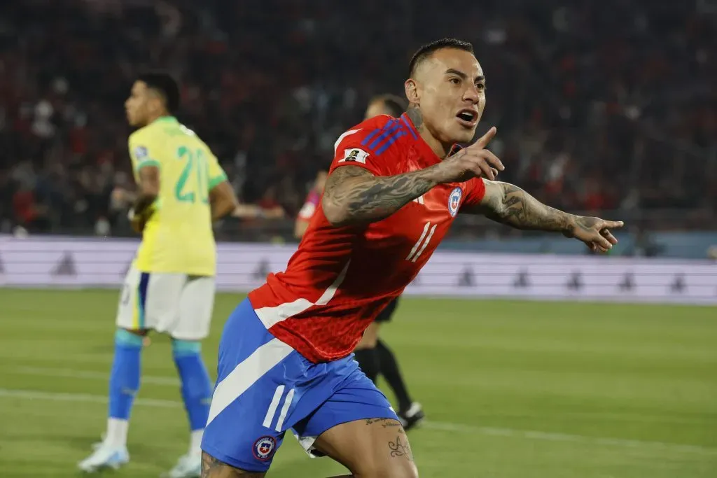 Eduardo Vargas está con la selección chilena, donde podrían existir conversaciones con la U. Foto Andres Pina/Photosport