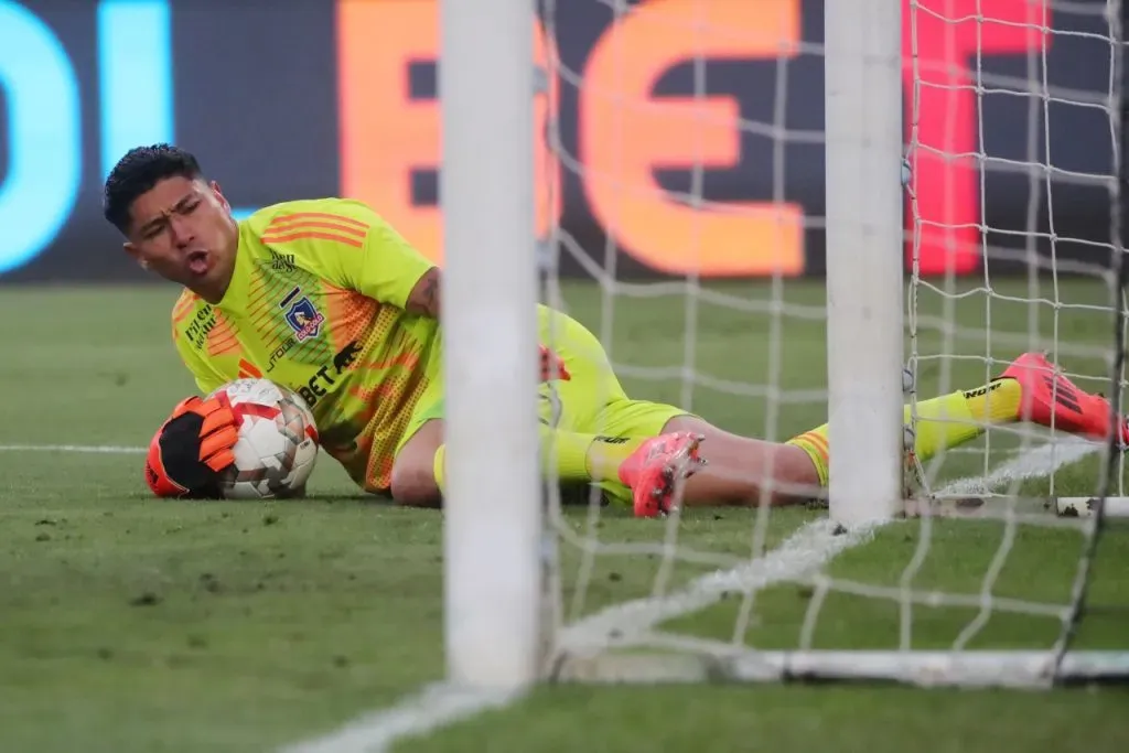 Brayan Cortés se debate entre partir al exterior y quedarse en Colo Colo (Photosport)