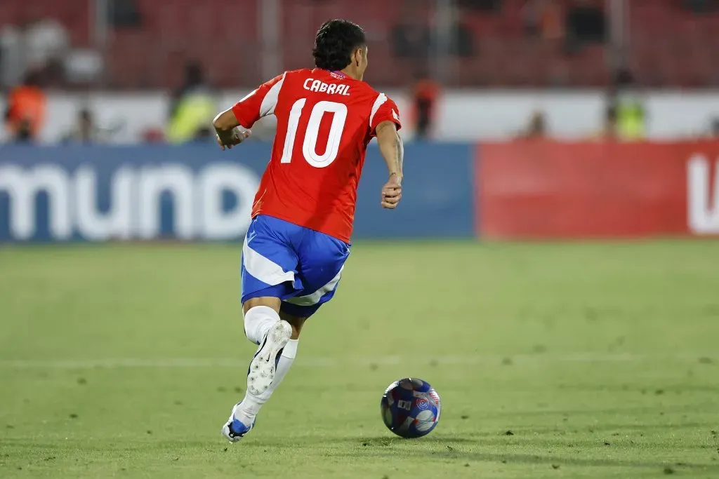 Luciano Cabral conduce el balón en el Estadio Nacional. (Pepe Alvujar/Photosport).
