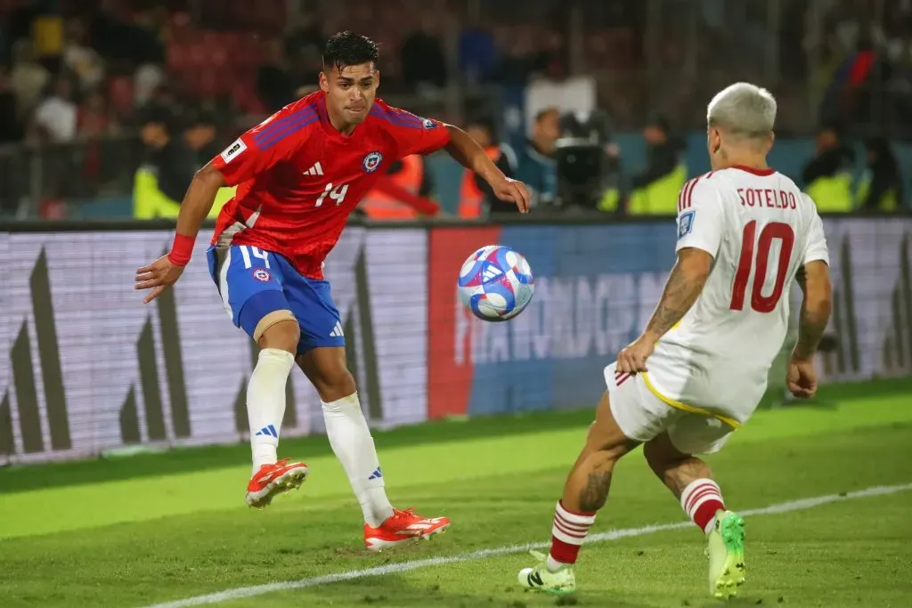 Fabián Hormazábal tuvo un gran duelo con Soteldo en la Roja. Foto: Jonnathan Oyarzun/Photosport