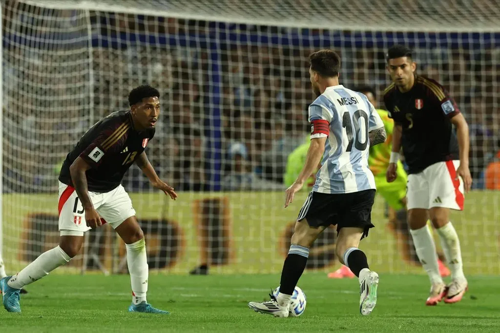 Messi tuvo un duelo con Zambrano en la Bombonera