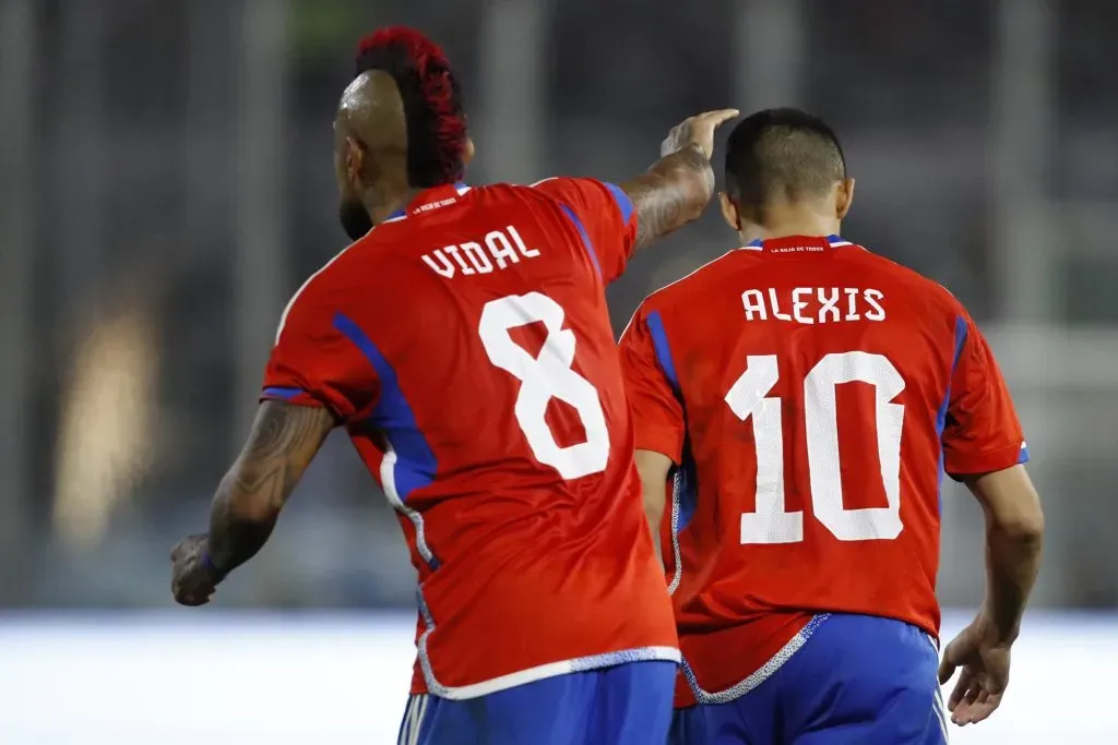 Vidal le pide a Alexis que se apure… para “ir al Mundial”.