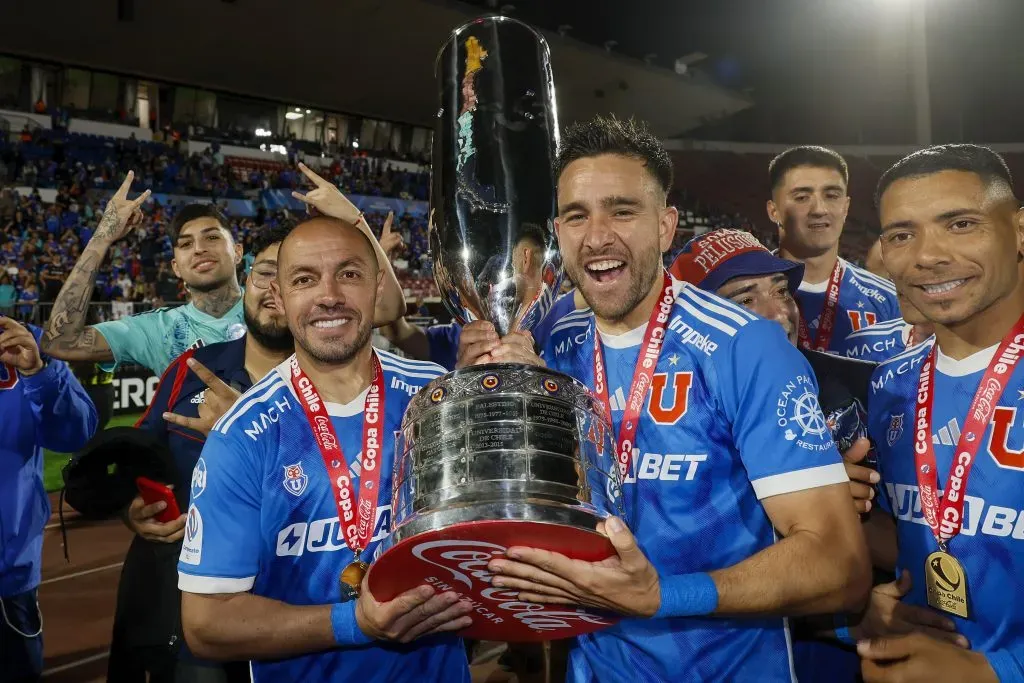 Marcelo Díaz levantó la Copa Chile con la U. Foto: Andres Pina/Photosport