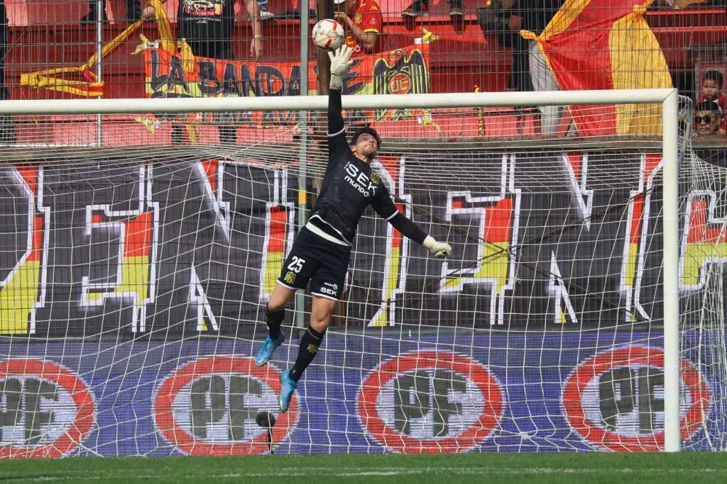 Franco Torgascioli en acción por Unión Española. (Marcelo Hernandez/Photosport).