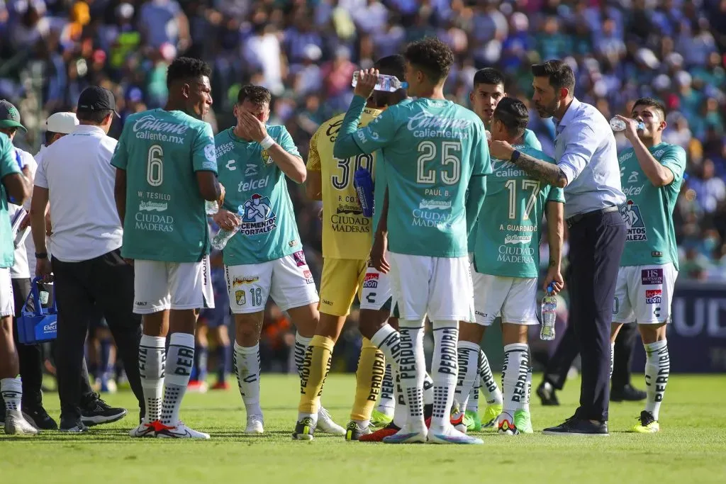 Jorge Bava dirigiendo a León. Foto: Imago