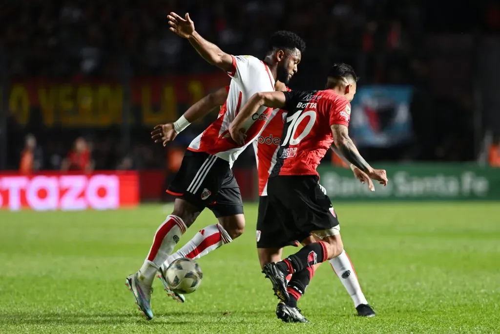 Rubén Botta en acción ante River por Colón de Santa Fe. (Luciano Bisbal/Getty Images).