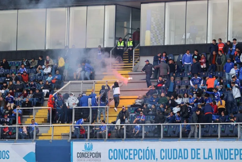 Parte de los incidentes provocados por “hinchas” de la U en Concepción (Photosport)