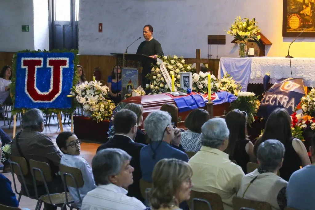 Santiago 7 de diciembre 2024.
Los restos del ex Presidente del club deportivo Universidad de Chile, Rene Orozco, son velados en la Iglesia Los Dominicos.
 
Sebastian Nanco/Aton Chile