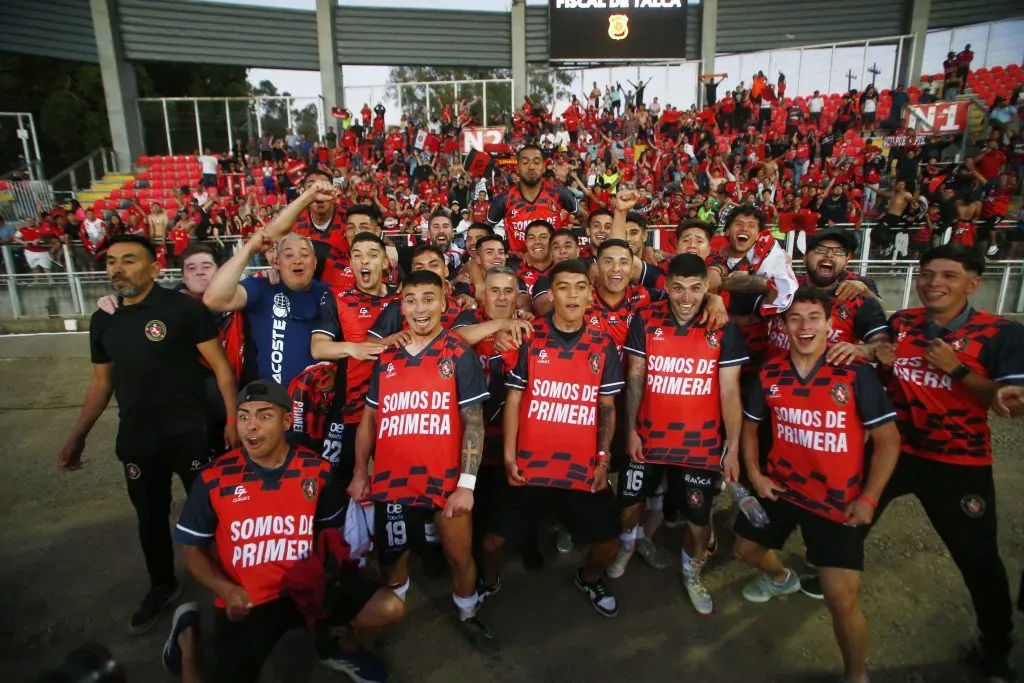 La celebración de Deportes Limache por el ascenso. Foto: Jose Robles/Photosport