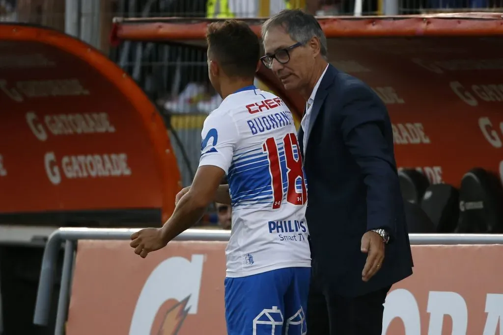 Holan le da indicaciones al Enano Buonanotte. Esa relación no terminó nada bien. (Andres Pina/Photosport).