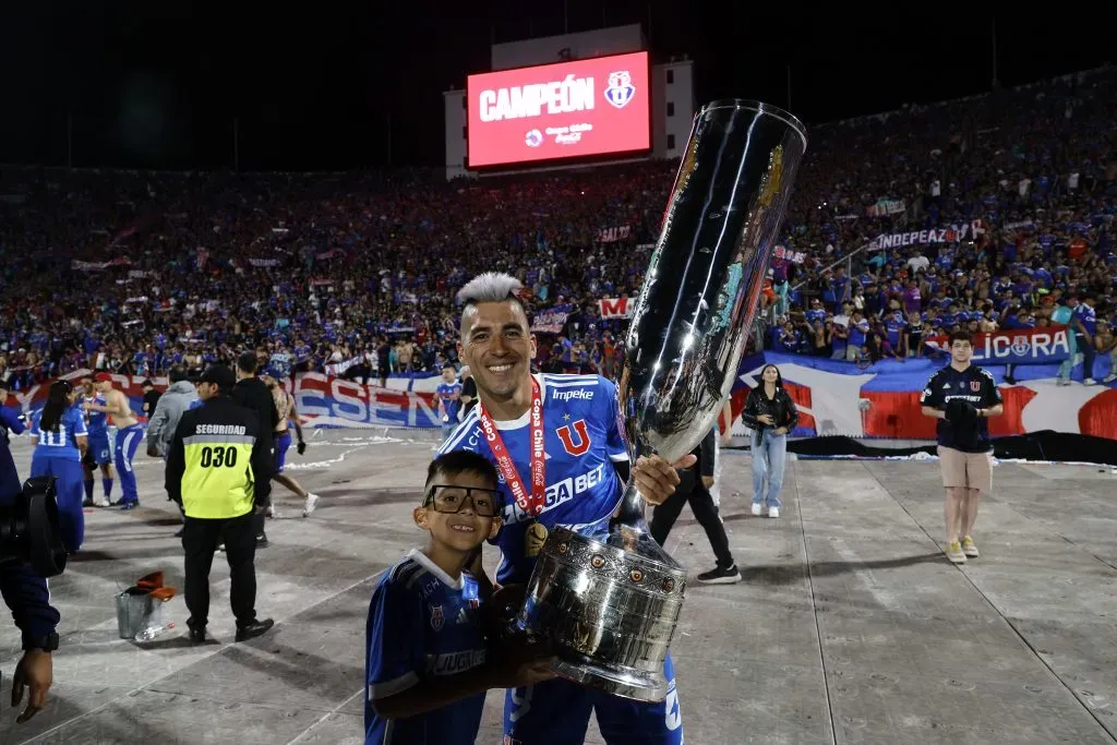 La U no juega desde que levantó el trofeo en la final de la Copa Chile. Foto: Andres Pina/Photosport