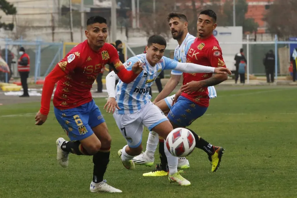 Luis Pavez jugando contra Magallanes por Unión Española