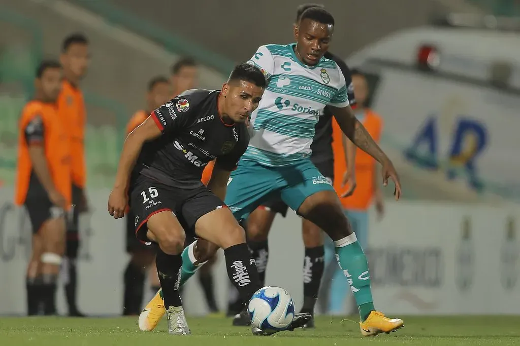 Luis Pavez en acción por el Juárez ante el Santos Laguna en México. (Manuel Guadarrama/Getty Images).