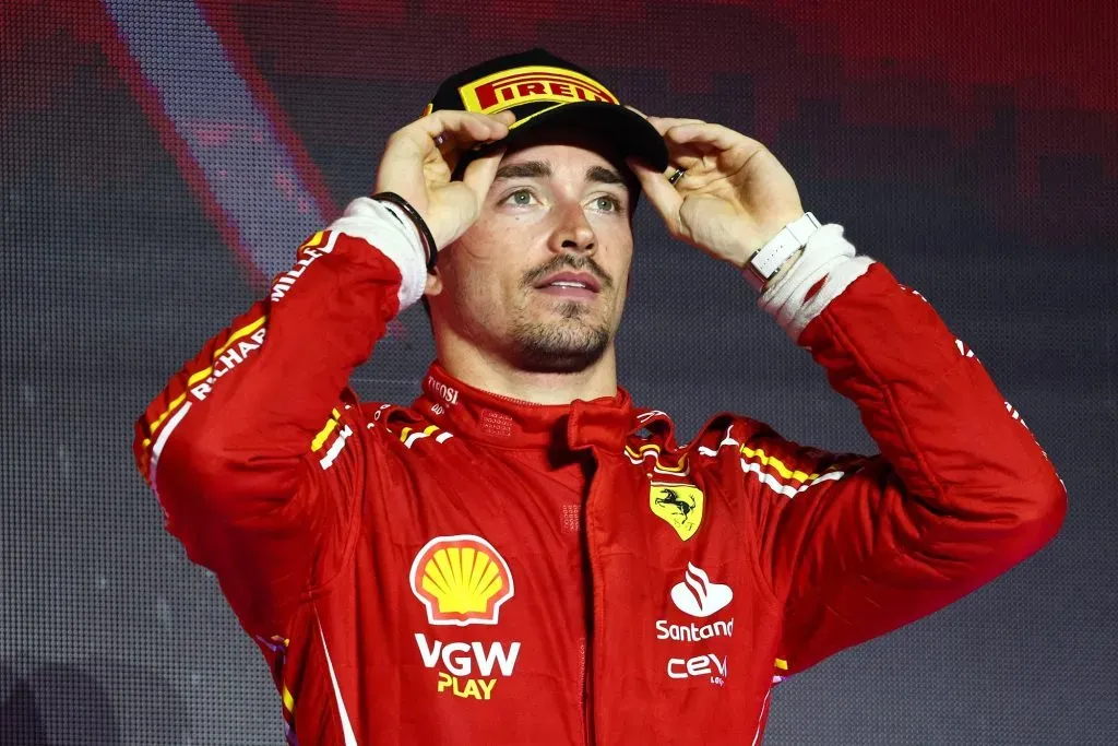 JEDDAH, SAUDI ARABIA – 9 de marzo de 2024: Charles Leclerc celebra en el podio durante el Gran Premio de F1 de Arabia Saudí en el circuito Jeddah Corniche. (Getty Images)