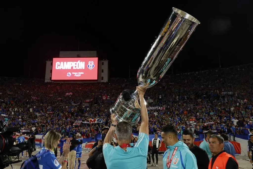 Gustavo Álvarez levantando la Copa Chile | Photosport