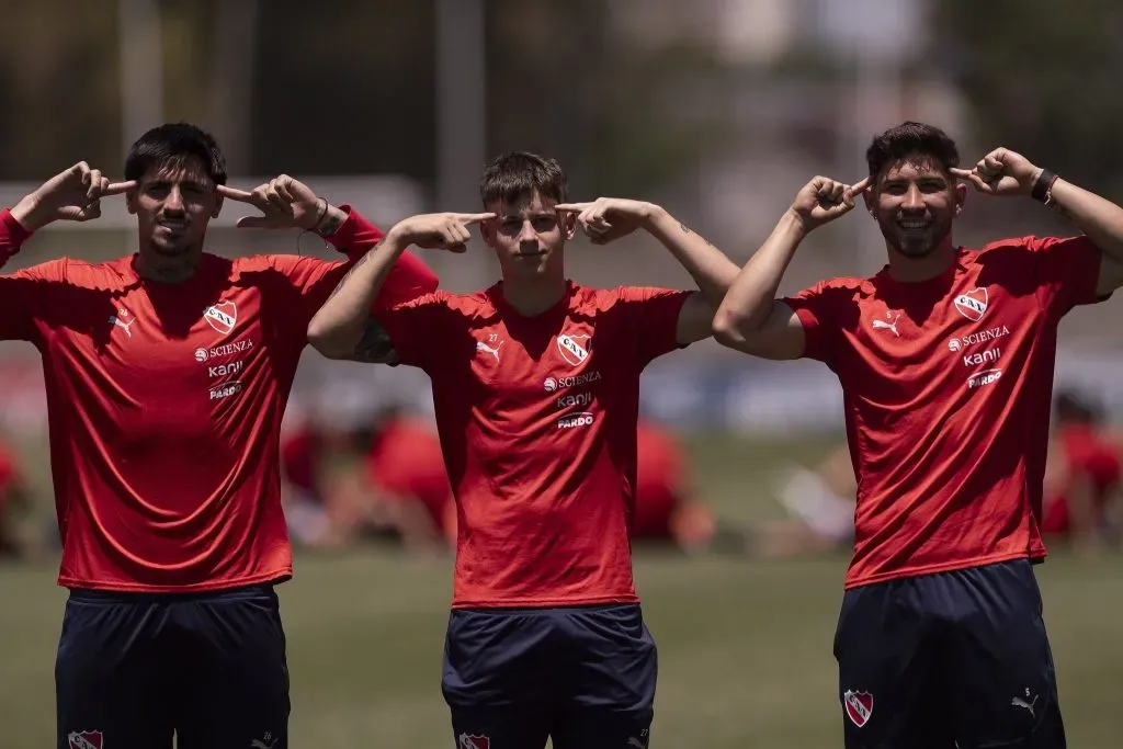 Loyola junto a sus compañeros de Independiente