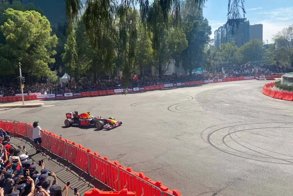 Sergio Pérez ya ha sido parte de Show Run con Red Bull, en la imagen participando en el evento en Ciudad de México. (Foto: IMAGO)