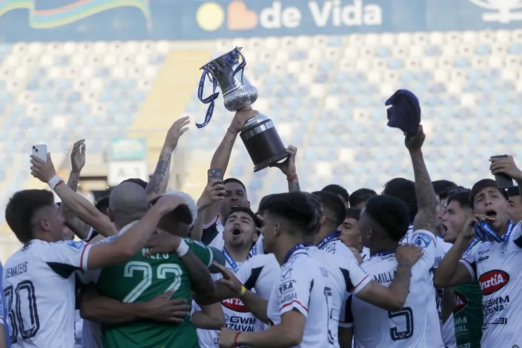 La Segunda División pasará a ser un torneo Sub 23 y dejará cesantes a casi todos los jugadores de los clubes. Foto: Photosport.