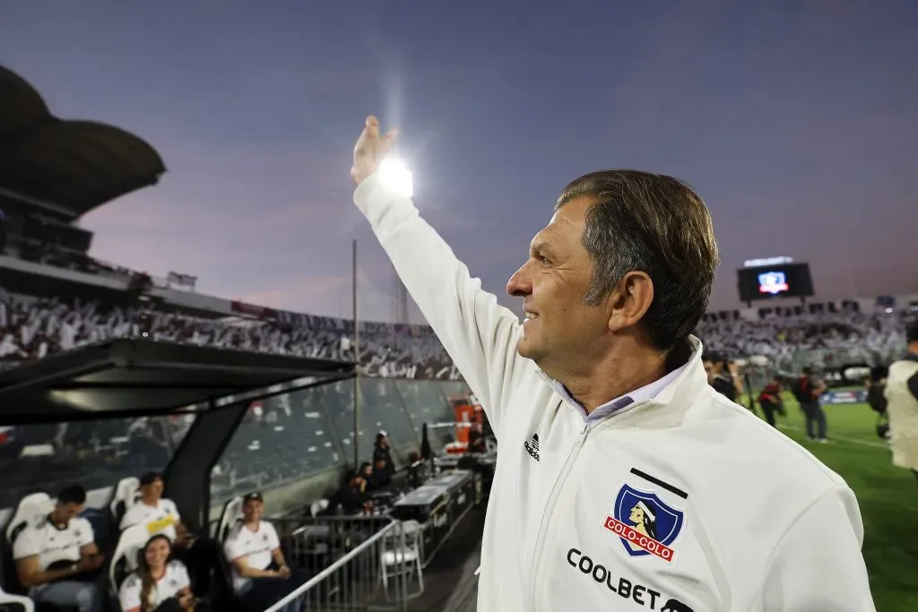 Aníbal Mosa vive su peor momento al mando de Colo Colo tras conocerse detalles de su quiebre con el plantel, liderado por Pavez y Vidal. Foto: Photosport.