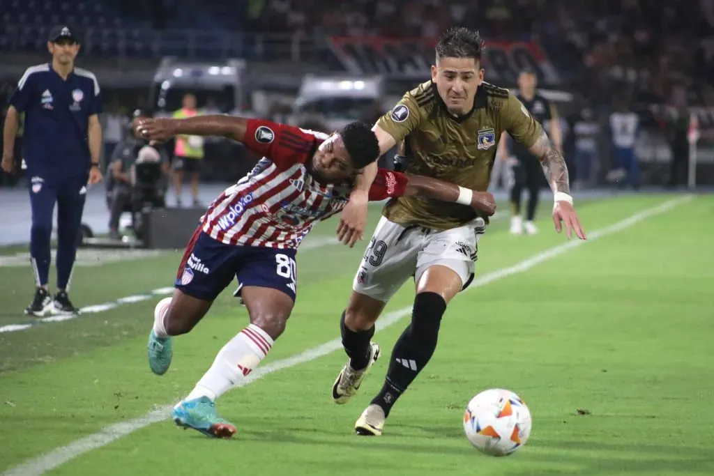 Guillermo Paiva ante Junior de Barranquilla en el estadio Metropolitano Roberto Meléndez. (Jairo Cassiani/VizzorImage/Photosport).