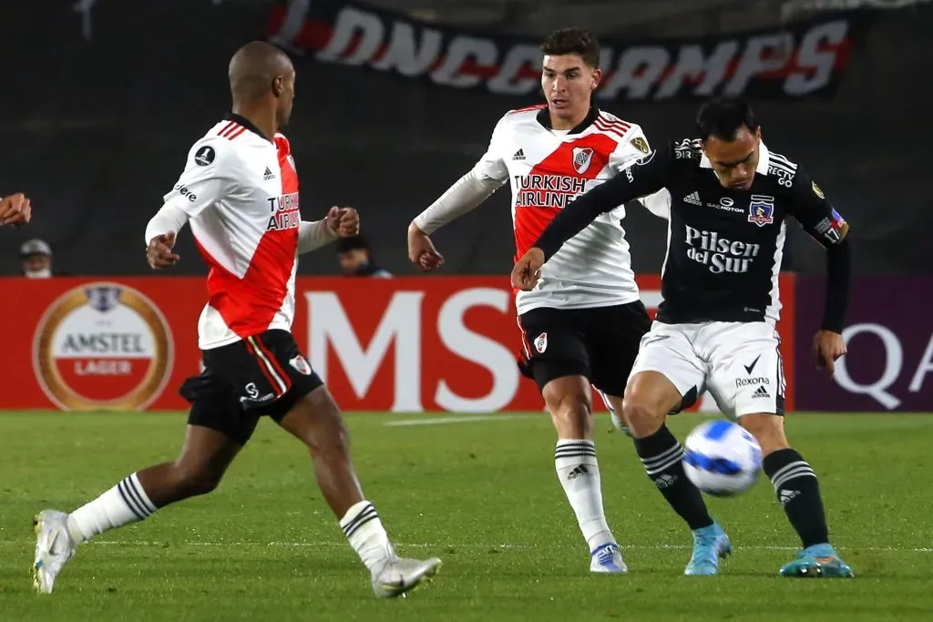 Suazo jugando contra River Plate en la Copa Libertadores 2022