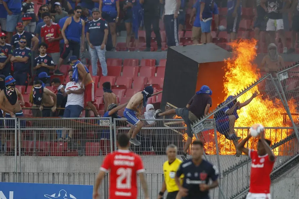 Los graves hechos durante el duelo de U de Chile e Internacional de Porto Alegre. Foto:  Felipe Zanca/Photosport