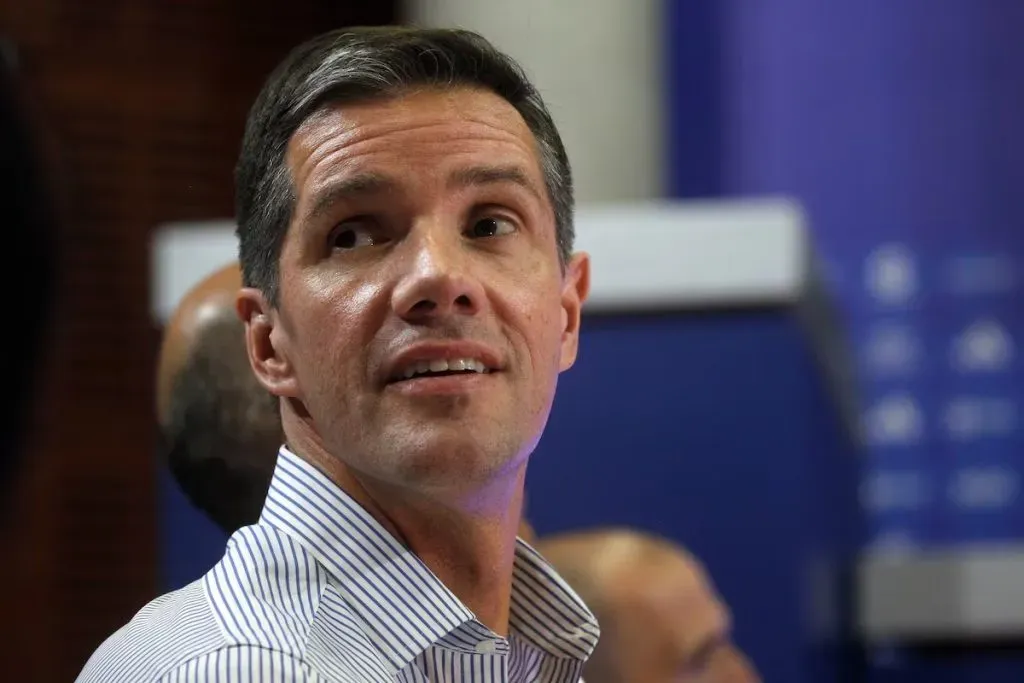 Michael Clark respondió a la querella en su contra