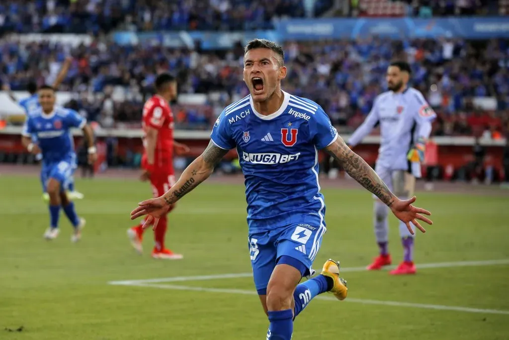 Charles Aránguiz jugó su último partido en la final de la Copa Chile ante Ñublense, donde fueron campeones con un gol del Príncipe. Foto: Javier Torres/Photosport