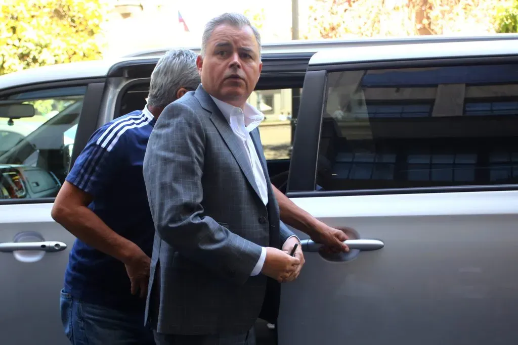 Jorge Yunge llegando a la negociación con el SIFUP. Imagen: Photosport.