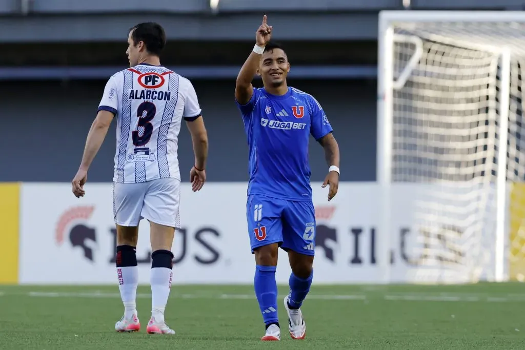 Nicolás Guerra le gana el gallito a Lucas Di Yorio y va desde el arranque en la formación de la U. Foto: Photosport.