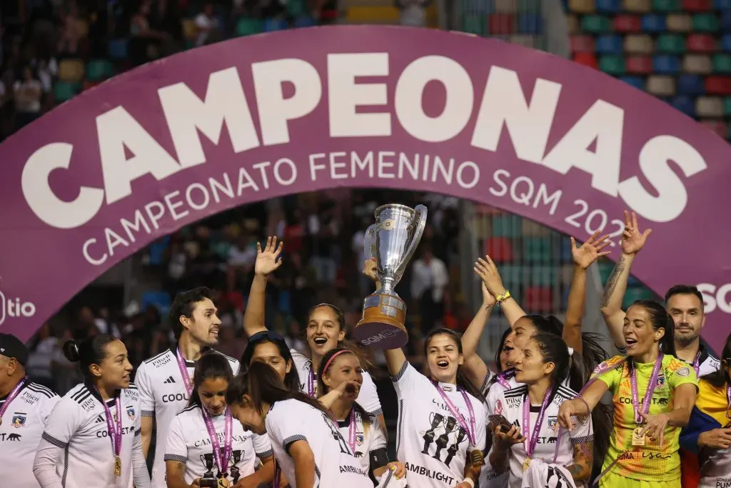 Futbol, Colo Colo vs Universidad de Chile.
Final, campeonato Nacional Femenino 2024.
Las jugadoras de Colo Colo celebran celebran con la copa el triunfo contra Universidad de Chile tras el partido disputado en el estadio Bicentenario de La Florida en Santiago, Chile.
08/12/2024
Dragomir Yankovic/Photosport

Football, Colo Colo vs Universidad de Chile
Finals, 2024 Female National Championship.
Colo ColoÕs players celebrate with the cup the victory against Universidad de Chile after match held at the Bicentenario La Florida stadium in Santiago, Chile.
08/12/2024
Dragomir Yankovic/Photosport