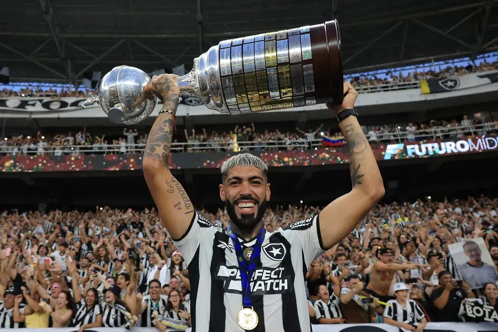 Alexander Barboza viene de un 2024 brillante con Botafogo en Brasil. ¿Podrá tener un rendimiento similar con la Uruguay de Marcelo Bielsa? | Foto: Getty Images.