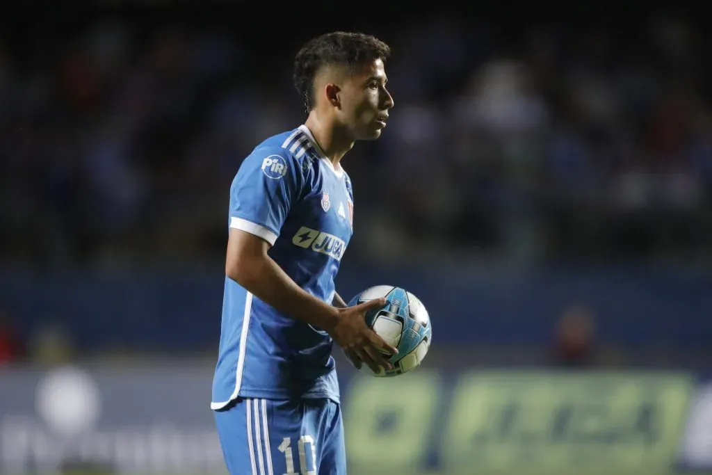 Lucas Assadi tiene la pelota en sus manos para sumar más minutos en la U. Foto: MarcoÊVazquez/Photosport