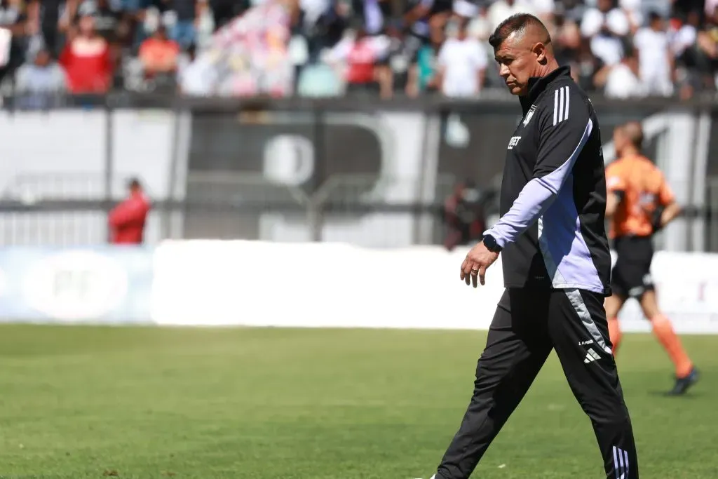 Así se fue Almirón de la cancha en el estadio CAP. (Eduardo Fortes/Photosport).