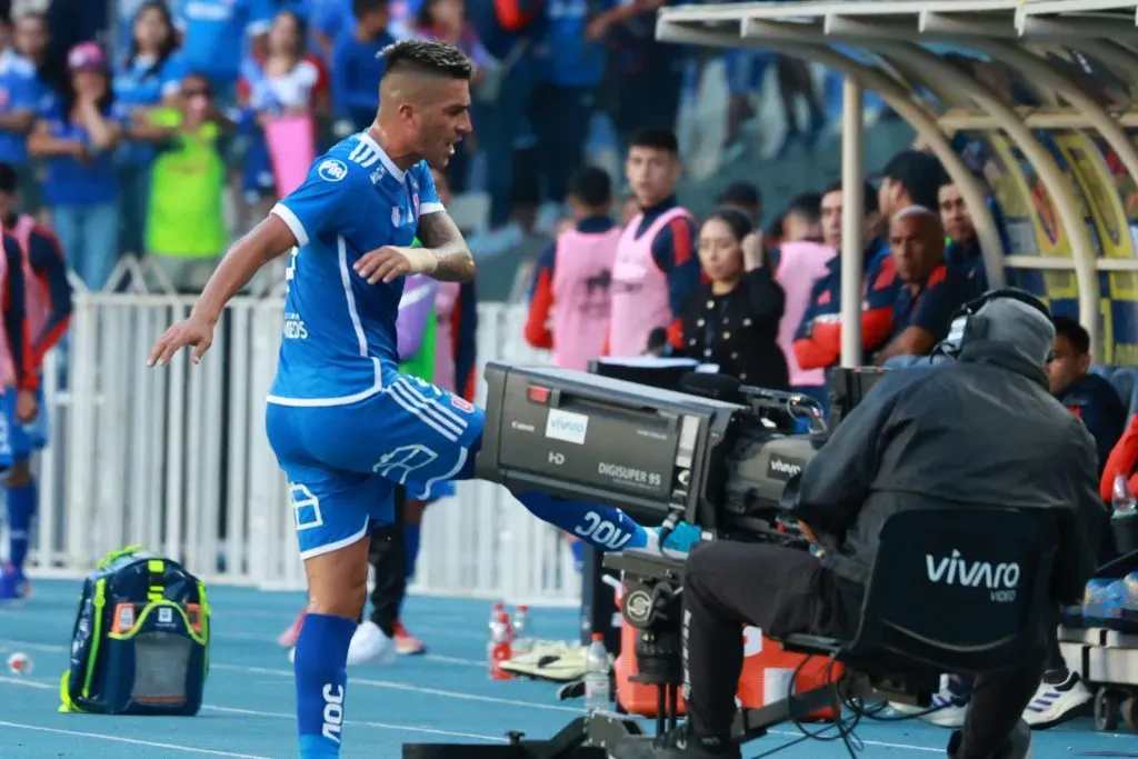 Leandro Fernández explotó en ese duelo ante River, donde Álvarez lo castigó en la U. Foto:  Eduardo Fortes/Photosport