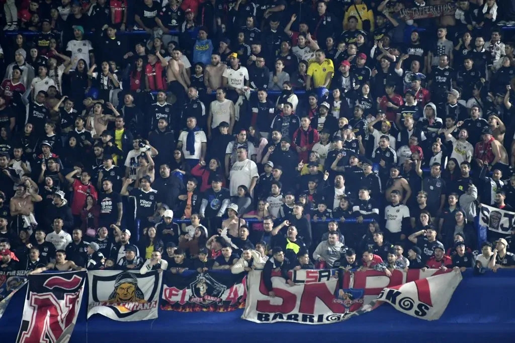 Los hinchas de Colo Colo visitaron La Bombonera en 2023, donde hubo incidentes a la salida. Foto: Fotobaires/Photosport