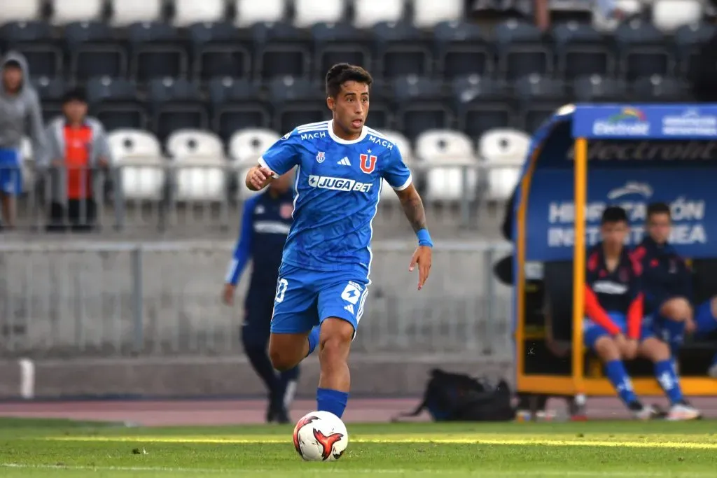 Lucas Assadi el llamado a sumar minutos juveniles no es titular en la U. Foto: Alejandro Pizarro Ubilla/Photosport