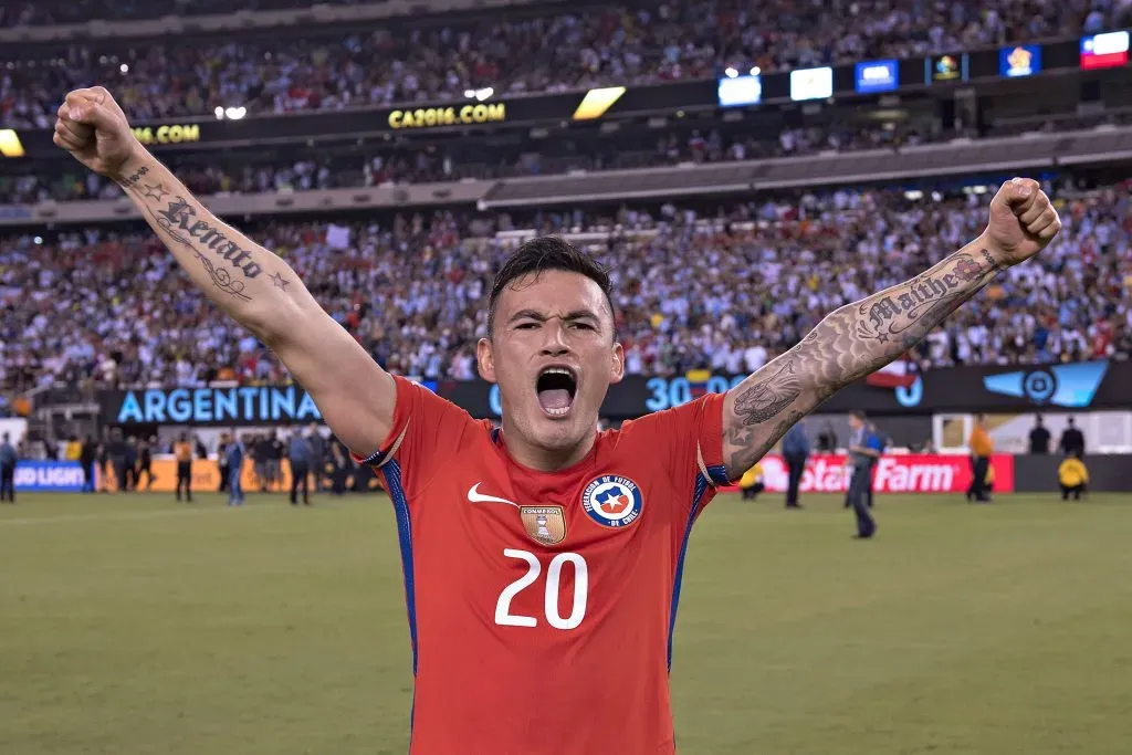 Aránguiz celebra el título de la Copa América 2016 que tanto dolió en Argentina